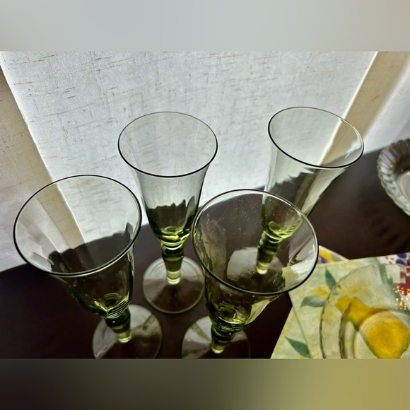 Set of 4 vintage, green glass, champagne flutes. 9.25” - Picture 4 of 14
